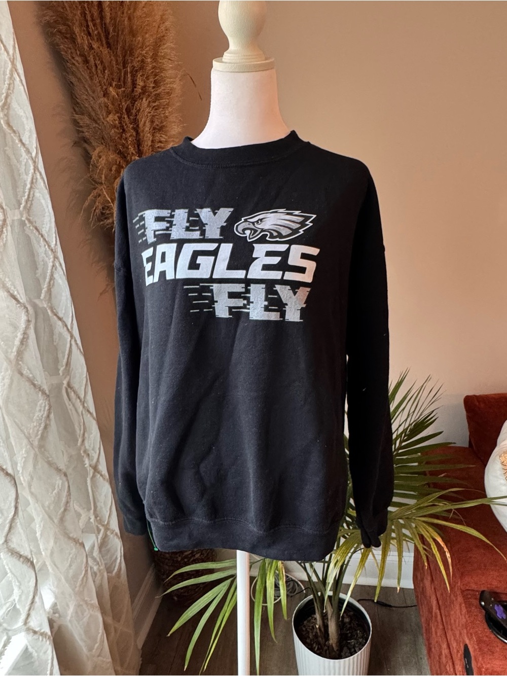Gildan Black Crewneck Sweatshirt with Bold White 'Fly Eagles Fly' Graphic